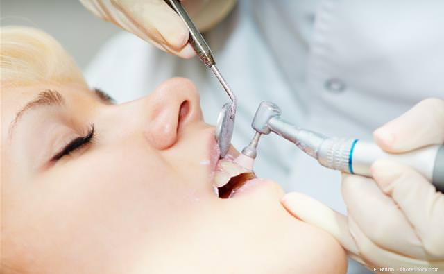 Regelmäßige Prophylaxe und Professionelle Zahnreinigung (PZR) schützen vor Karies, Parodontitis und Mundgeruch.